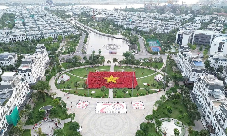 Mãn nhãn màn xếp hình cờ Tổ quốc lớn kỷ lục của 9.000 người dân Hải Phòng