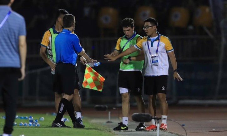 Trọng tài mắc lỗi khó tin, Hà Nội FC thay người đúng luật vẫn bị cấm