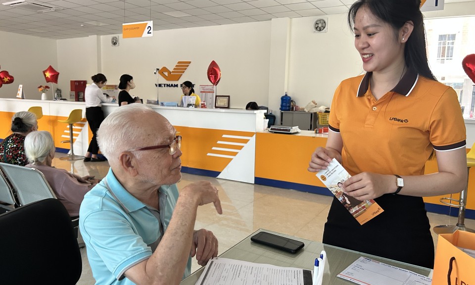Chi trả lương hưu, trợ cấp không dùng tiền mặt: Vẫn còn khó khăn