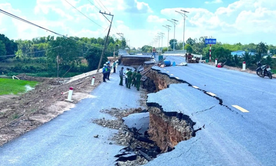 Khẩn trương khắc phục hư hỏng công trình cầu Hòa Bình