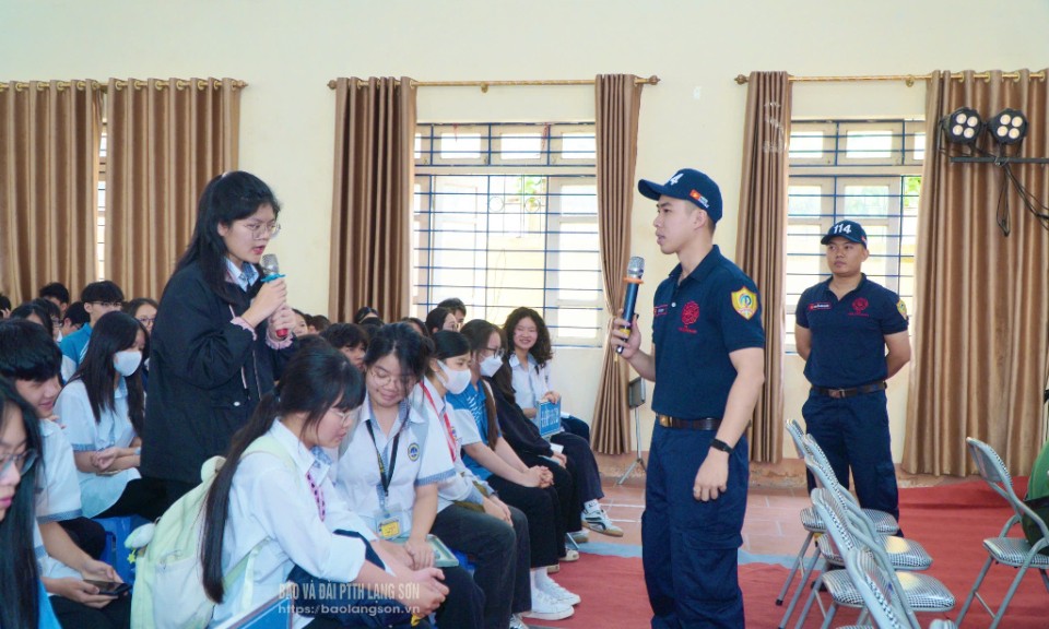 Hơn 400 học sinh Trường THPT chuyên Chu Văn An được tuyên truyền kỹ năng phòng, chống đuối nước