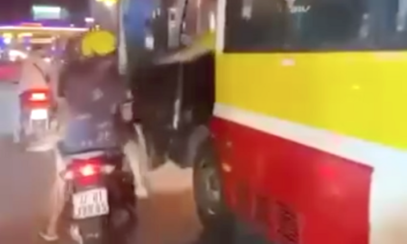 Phạt tài xế xe buýt mở cửa xe bất cẩn còn lớn tiếng đe dọa người đi đường