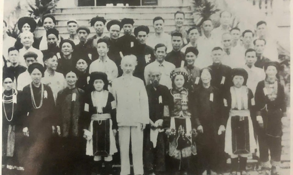 Người phụ nữ dân tộc Dao gặp Bác
