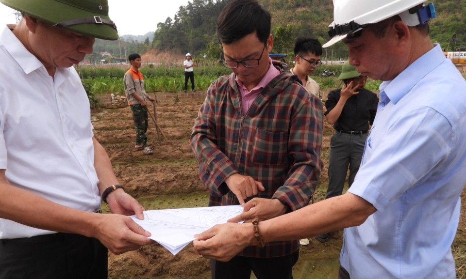 Lãnh đạo UBND thành phố kiểm tra, tháo gỡ vướng mắc mặt bằng di chuyển hạ tầng kỹ thuật cao tốc cửa khẩu Hữu Nghị-Chi Lăng