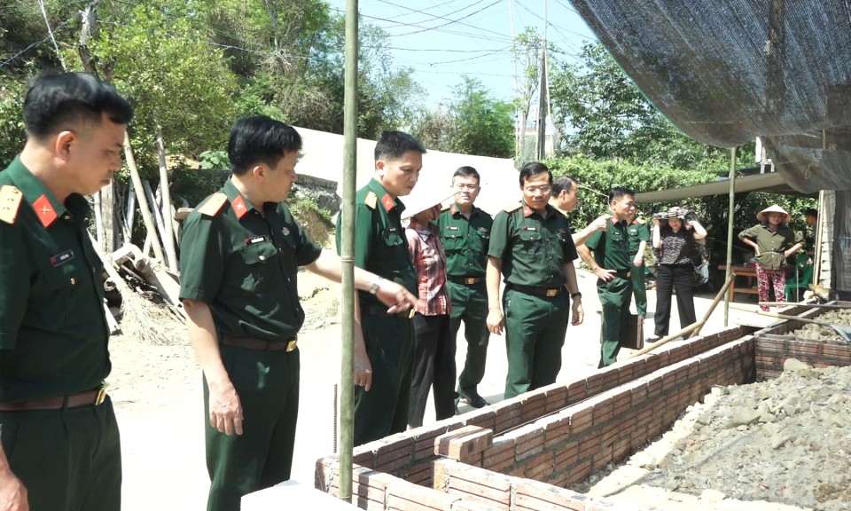 Quân khu 1 kiểm tra xóa nhà tạm, nhà dột nát tại huyện Văn Lãng