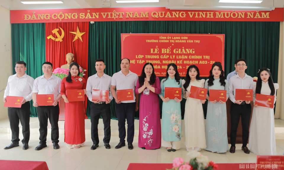 Bế giảng lớp Trung cấp Lý luận chính trị hệ tập trung