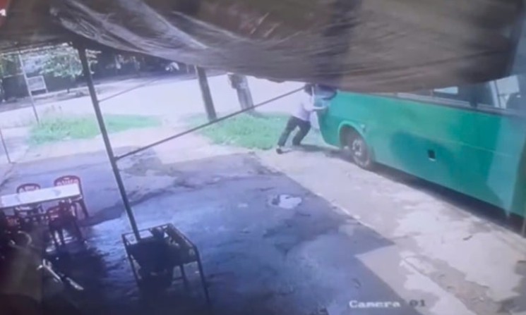 Ngăn xe bus trôi, một phụ xe ở Quảng Ngãi bị tông tử vong
