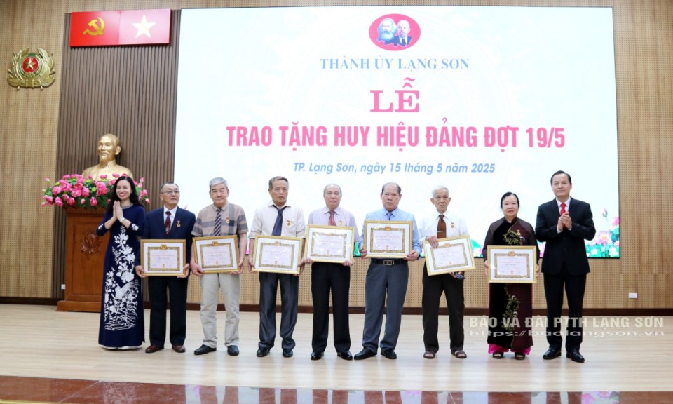 Thành ủy Lạng Sơn trao tặng huy hiệu Đảng cho 138 đảng viên đợt 19/5