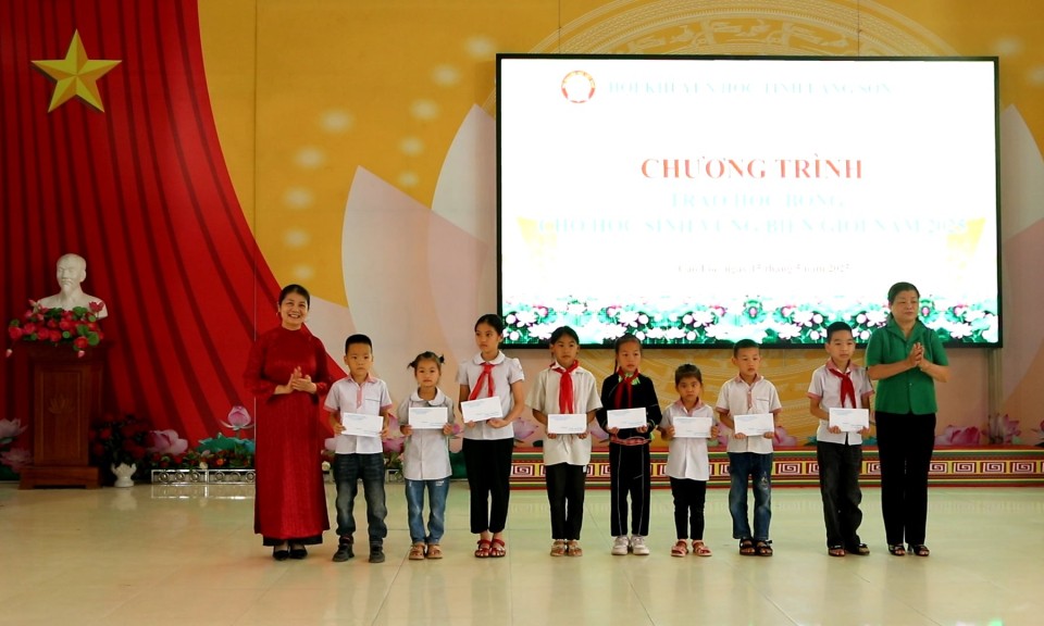Hội Khuyến học tỉnh trao học bổng cho 55 học sinh vùng biên giới năm 2025