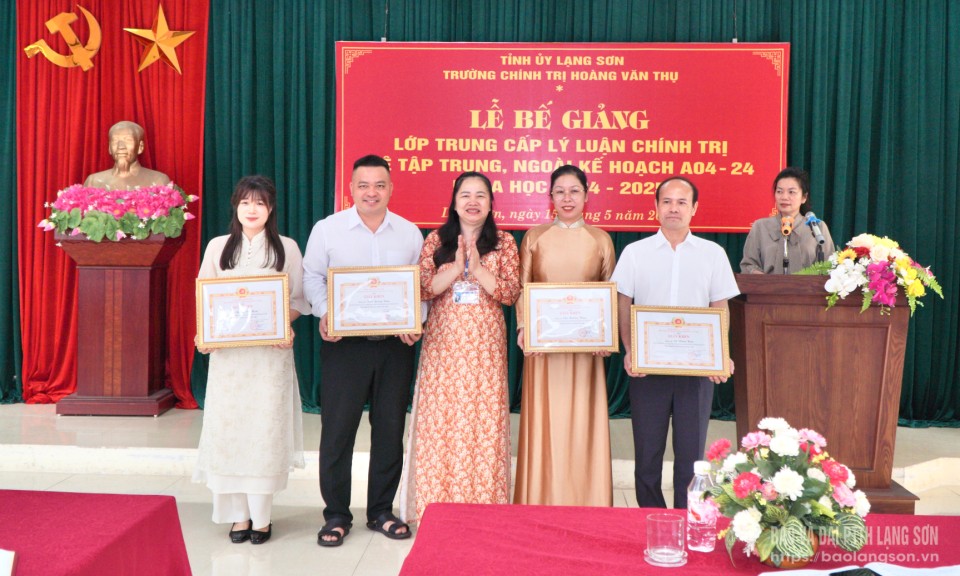 Bế giảng lớp Trung cấp Lý luận chính trị hệ tập trung