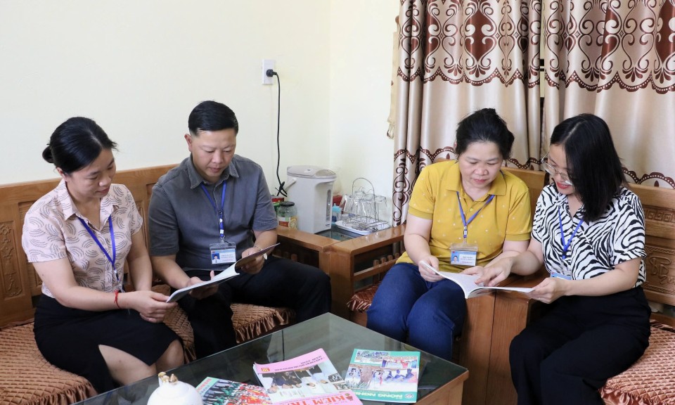 Khắc ghi lời Bác, vì dân phục vụ