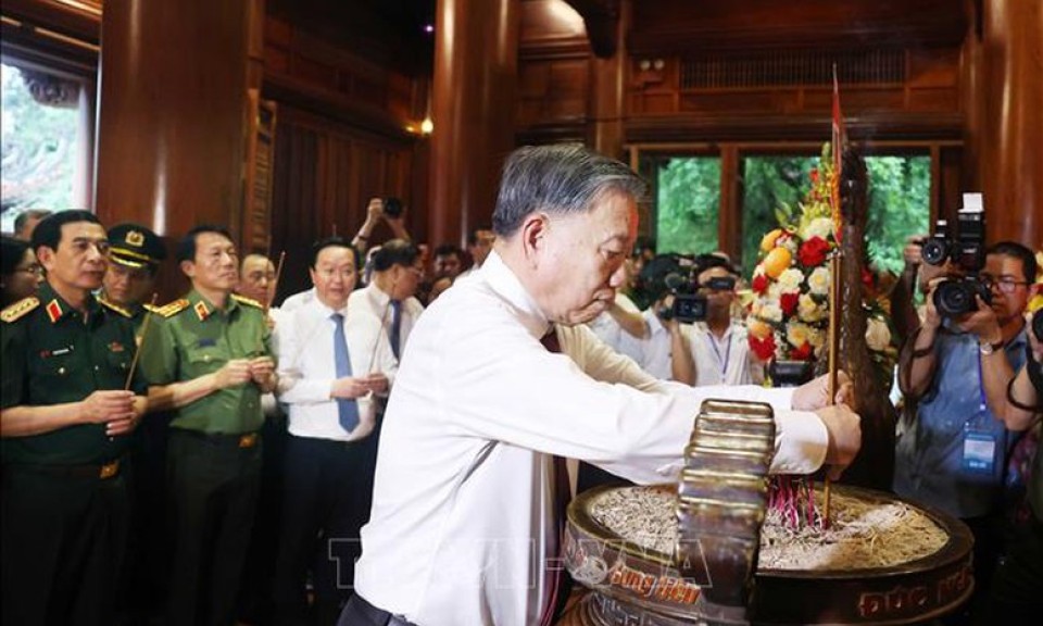 Tổng Bí thư Tô Lâm dâng hương tưởng nhớ Chủ tịch Hồ Chí Minh tại Nghệ An