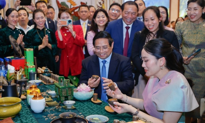 Thủ tướng Phạm Minh Chính cùng Thủ tướng Thái Lan tham quan triển lãm sản phẩm thủ công mỹ nghệ Việt Nam