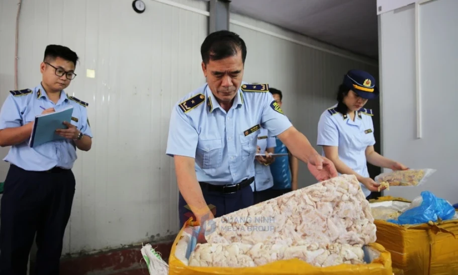Quảng Ninh: Tạm giữ hơn 2 tấn mỡ lợn, mực ống, ruốc gà không rõ nguồn gốc