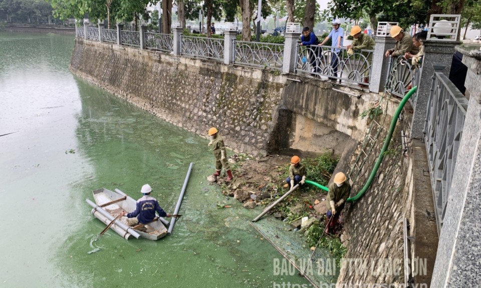 Đơn vị chức năng khắc phục tình trạng "bốc mùi" tại hồ Phai Loạn 