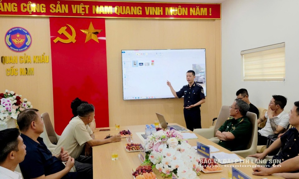 Hải quan cửa khẩu Cốc Nam đối thoại với doanh nghiệp xuất nhập khẩu: Trao đổi, tháo gỡ những vướng mắc liên quan