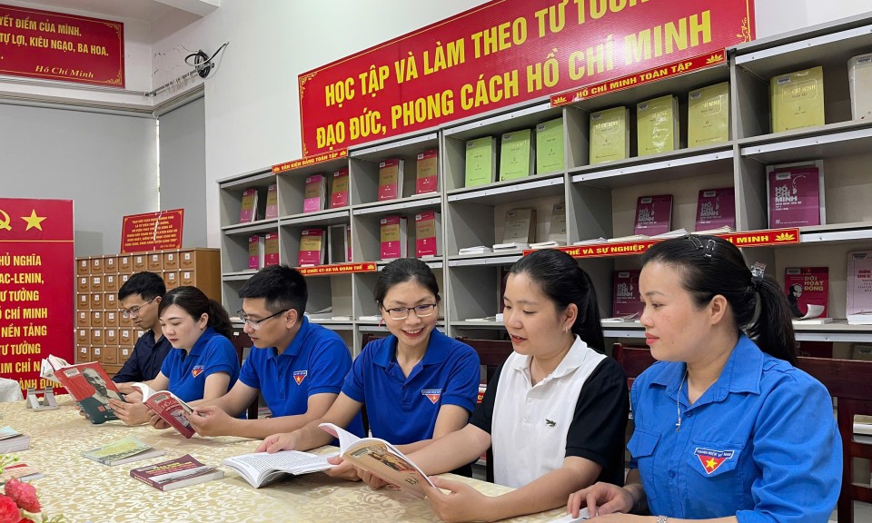 Thư viện tỉnh: Trưng bày sách, báo nhân kỷ niệm 135 năm Ngày sinh Chủ tịch Hồ Chí Minh