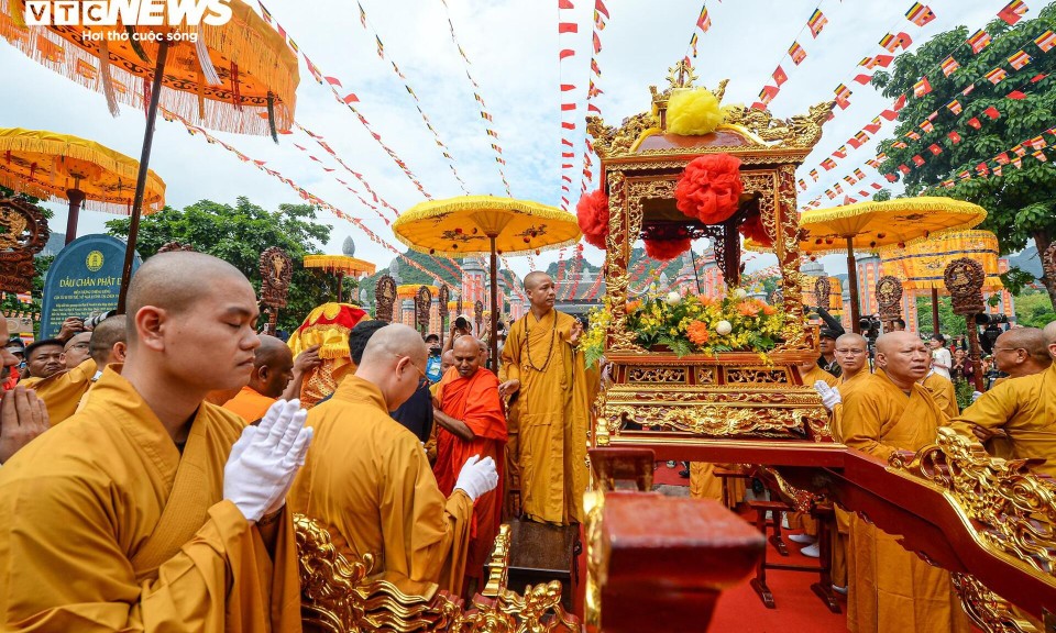 Cung rước xá lợi Phật về chùa Tam Chúc, hàng vạn phật tử thành kính chiêm bái