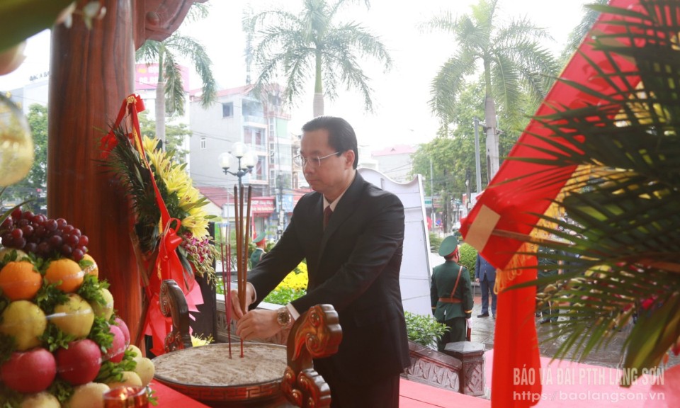 Đoàn đại biểu tỉnh dâng hương kỷ niệm 135 năm Ngày sinh Chủ tịch Hồ Chí Minh