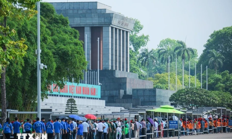Người dân khắp mọi miền đất nước hội tụ về quảng trường Ba Đình viếng Bác Hồ