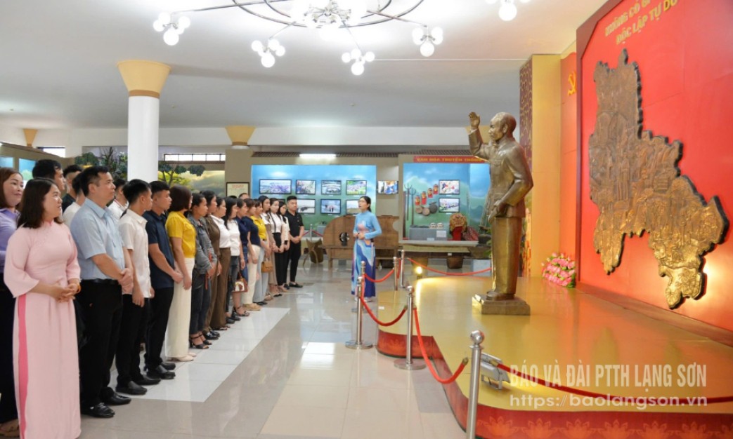 Nhớ Bác Hồ về thăm năm xưa