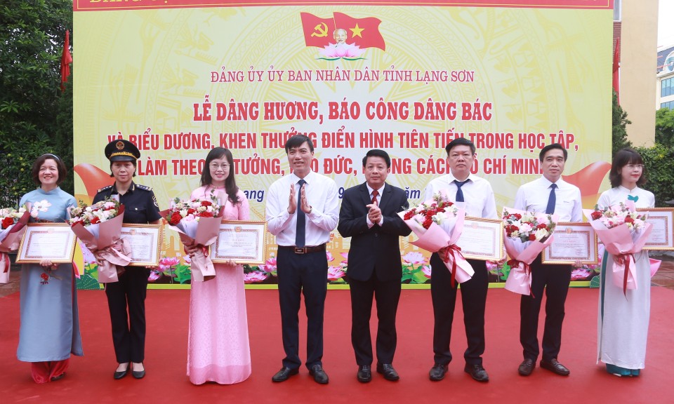 Đảng ủy UBND tỉnh: Biểu dương điển hình tiên tiến trong học tập và làm theo tư tưởng, đạo đức, phong cách Hồ Chí Minh