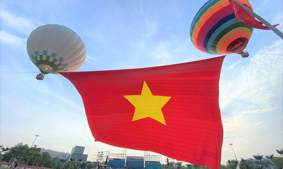 Nghệ An: Trang nghiêm Lễ chào cờ và bay Đại kỳ Tổ quốc tại Quảng trường Hồ Chí Minh​