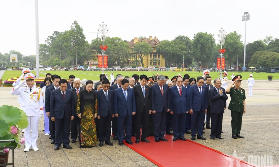 Lãnh đạo Đảng, Nhà nước, Quân đội vào Lăng viếng Chủ tịch Hồ Chí Minh