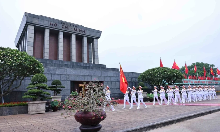 [Ảnh] Lễ chào cờ đặc biệt kỷ niệm 135 năm Ngày sinh Chủ tịch Hồ Chí Minh