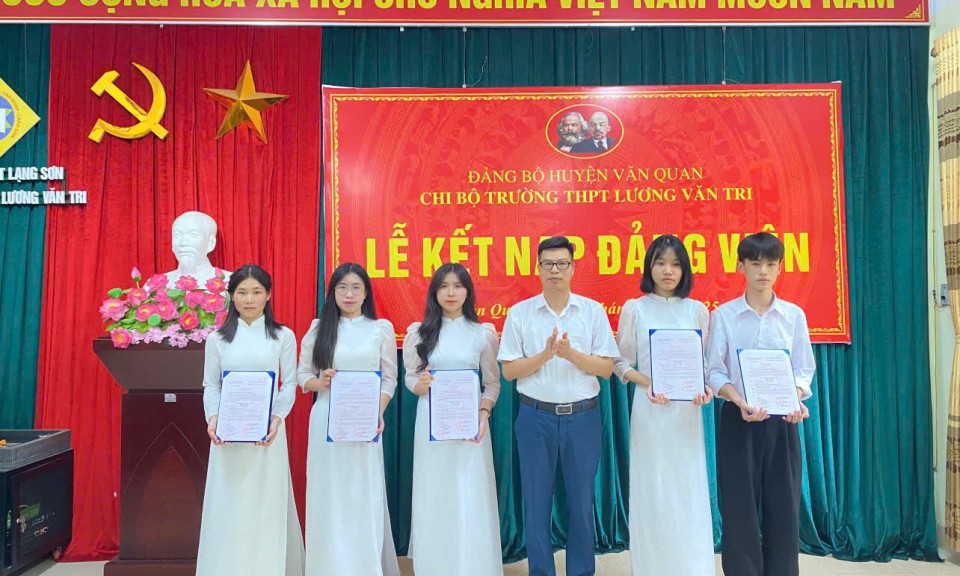 5 học sinh ưu tú của Trường THPT Lương Văn Tri được kết nạp Đảng