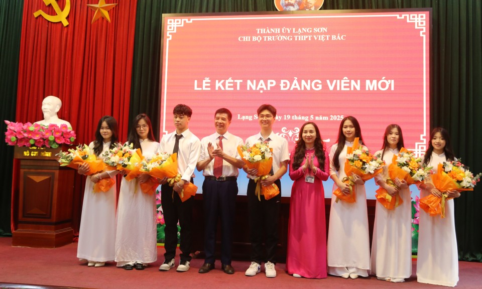 Chi bộ Trường THPT Việt Bắc kết nạp 7 đảng viên học sinh
