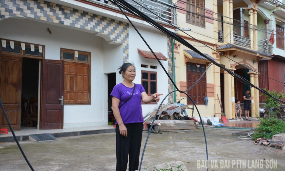 Lộc Bình: Dây cáp viễn thông “bẫy” trước cửa nhà dân