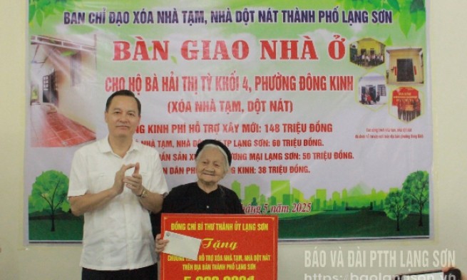 Thành phố Lạng Sơn: Bàn giao nhà mới cho hai gia đình có hoàn cảnh đặc biệt khó khăn