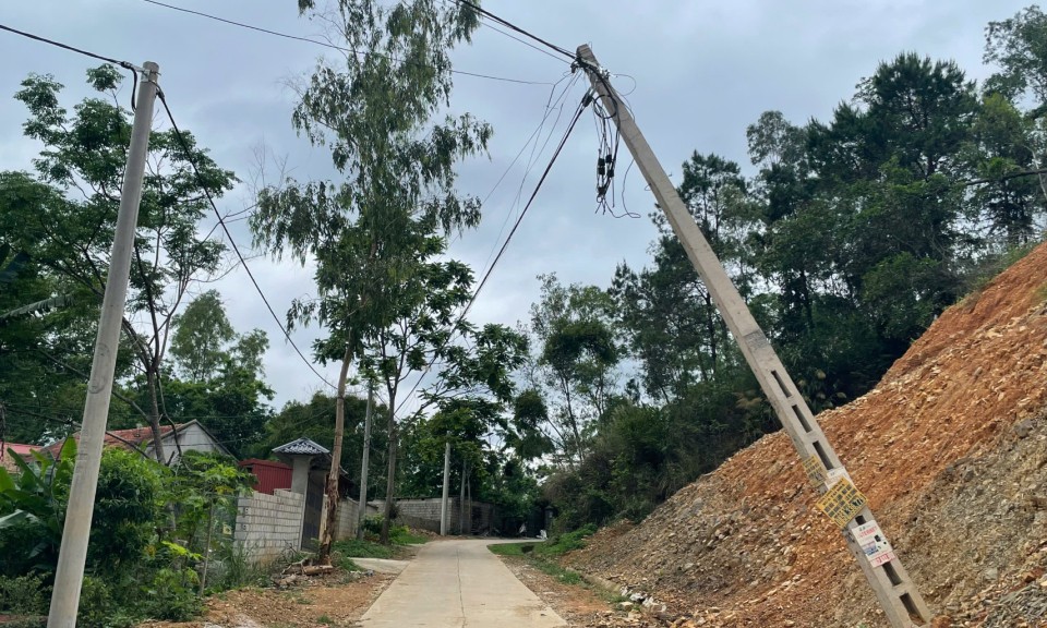 Cột điện đổ nghiêng tiềm ẩn nguy cơ mất an toàn