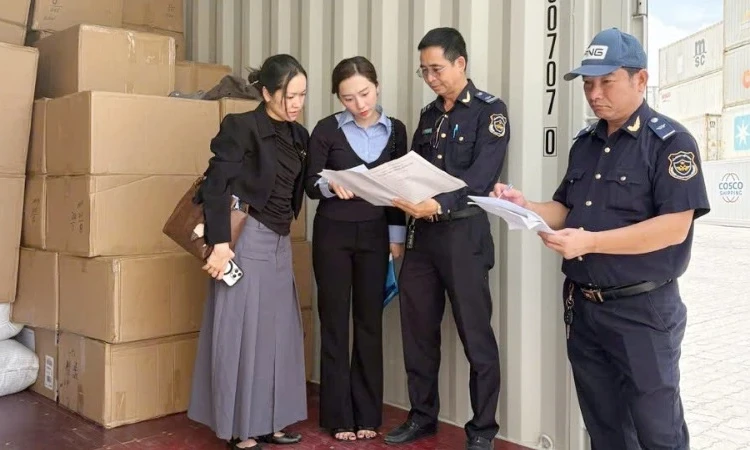 Hải quan bắt giữ lô hàng giả nhãn hiệu, vi phạm xuất xứ trị giá hơn 17 tỷ đồng