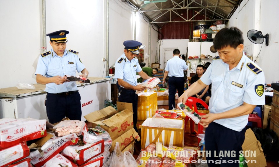 Thu giữ hơn 1,2 tấn thực phẩm sản xuất ngoài Việt Nam và không rõ nguồn gốc xuất xứ