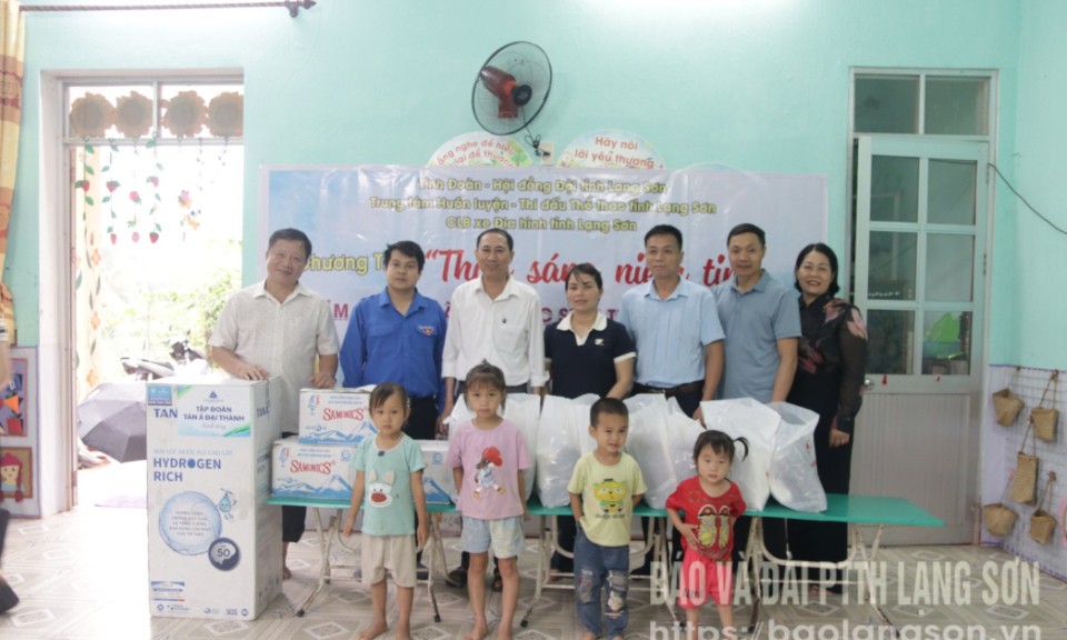 Tặng quà học sinh Trường Mầm non xã Chiến Thắng, huyện Chi Lăng