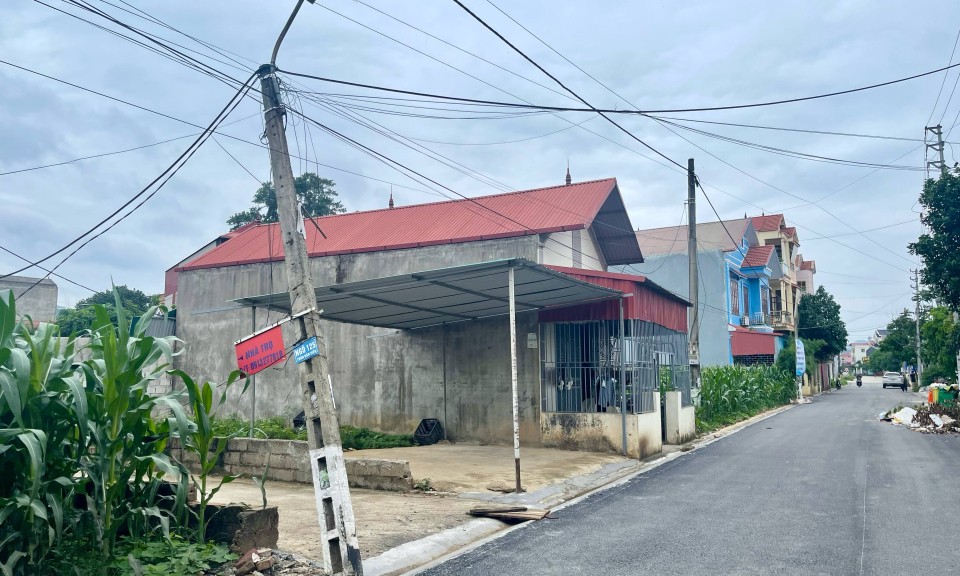 Cột viễn thông nghiêng chực đổ, nguy cơ mất an toàn