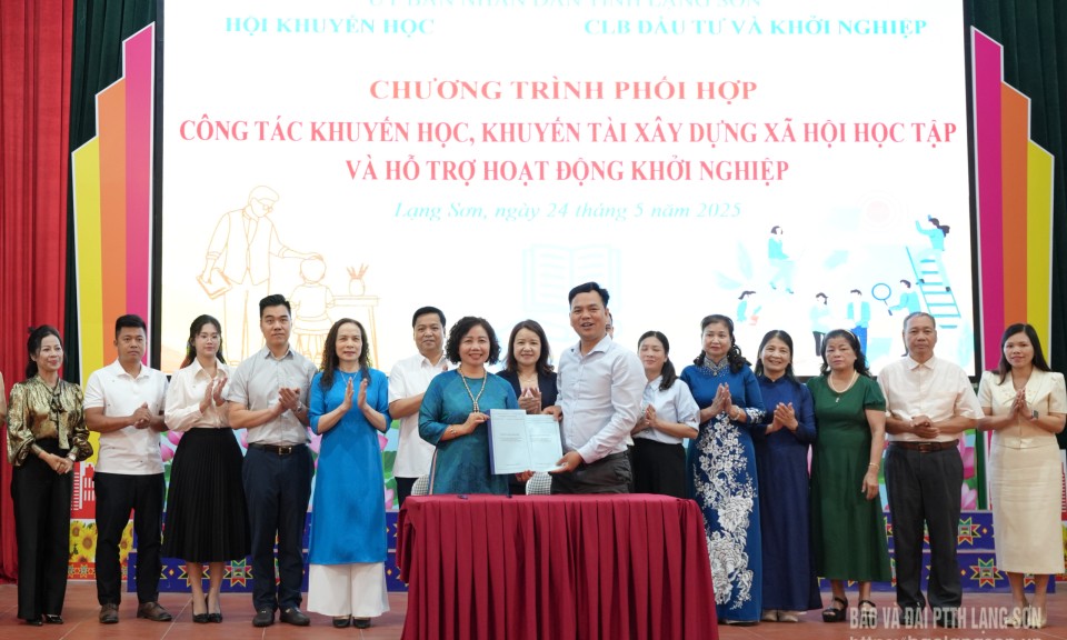 Trao 230 suất học bổng tiếp sức mùa thi tại chương trình phối hợp
