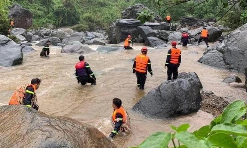 Hai mẹ con bị lũ cuốn mất tích ở Sơn La