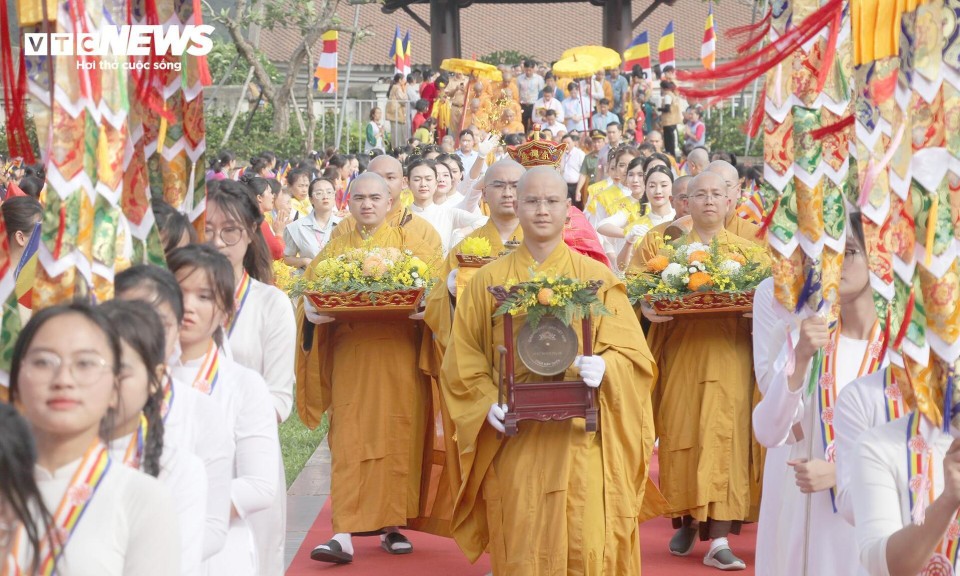 Phật tử xúc động cung đón Xá lợi Đức Phật về Yên Tử, Quảng Ninh