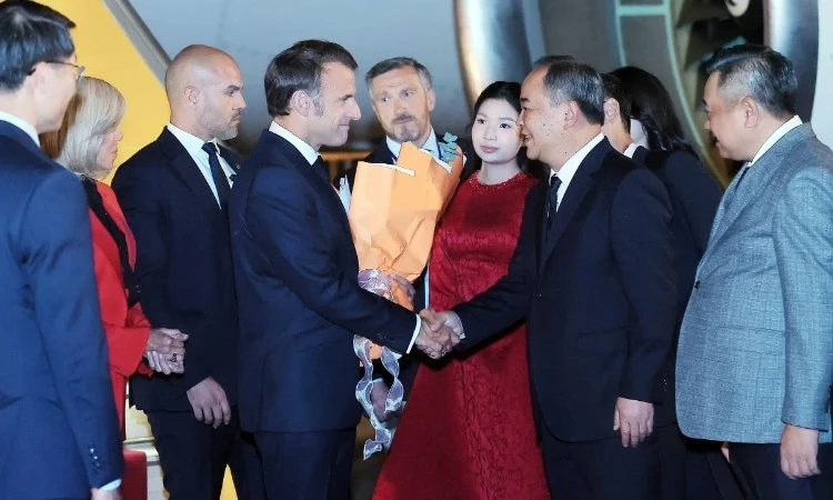 Tổng thống Pháp Emmanuel Macron đến Hà Nội, bắt đầu thăm cấp Nhà nước tới Việt Nam