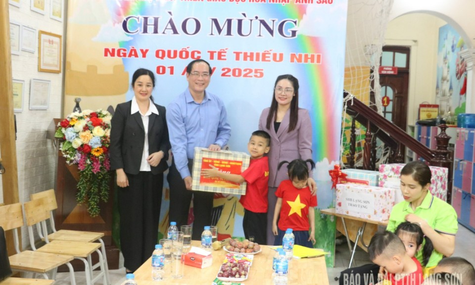 Đoàn công tác của tỉnh thăm, tặng quà trẻ em nhân ngày Quốc tế thiếu nhi 1/6