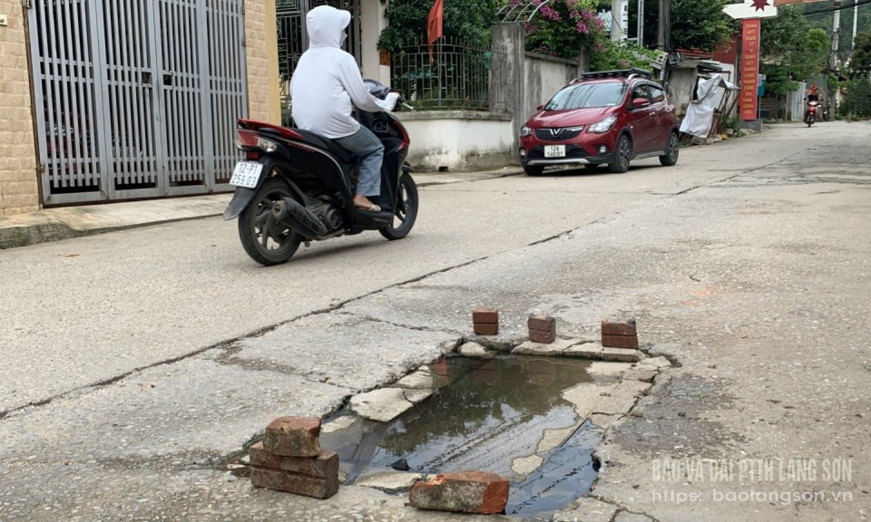 Nắp hố bị sụt lún, nguy cơ mất an toàn giao thông