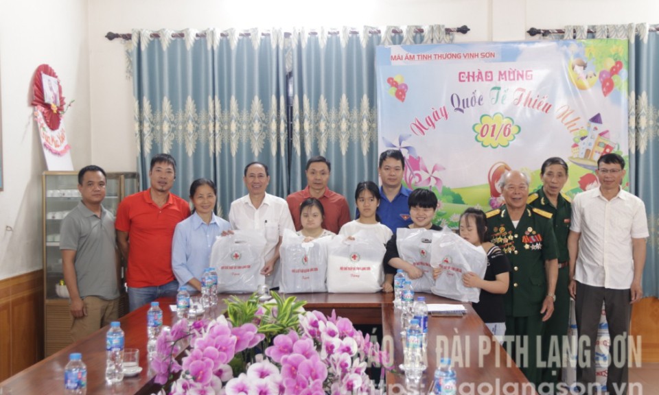 Tặng quà các hoàn cảnh khó khăn tại huyện Tràng Định