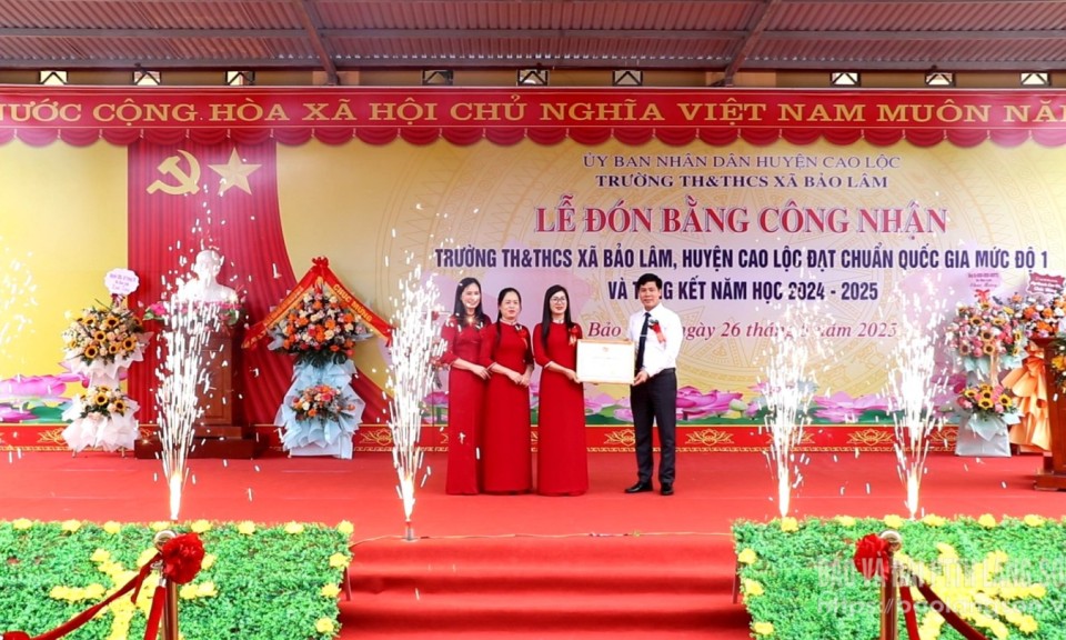 Trường TH&THCS  xã Bảo Lâm đón Bằng công nhận trường học đạt chuẩn quốc gia mức độ 1
