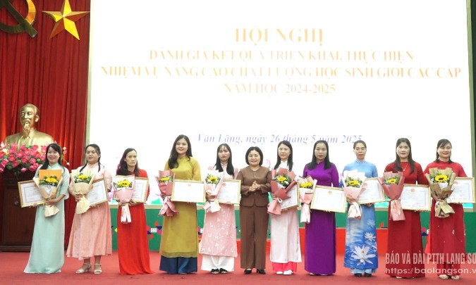 Văn Lãng biểu dương, khen thưởng giáo viên, học sinh tiêu biểu năm học 2024 – 2025
