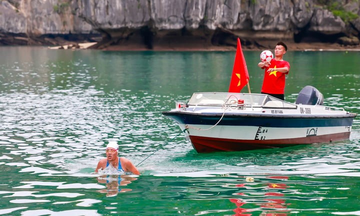 Ánh Viên bơi 1 km kéo ca nô trên biển, lập kỷ lục độc lạ