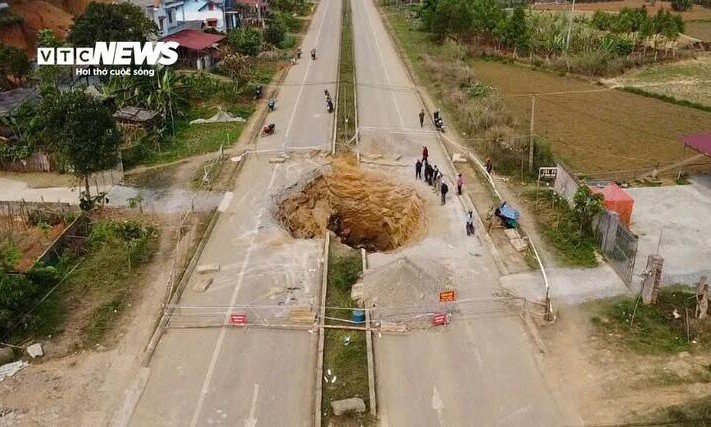 Xe máy rơi xuống 'hố tử thần' sâu 10m trên quốc lộ, chưa tìm được nạn nhân