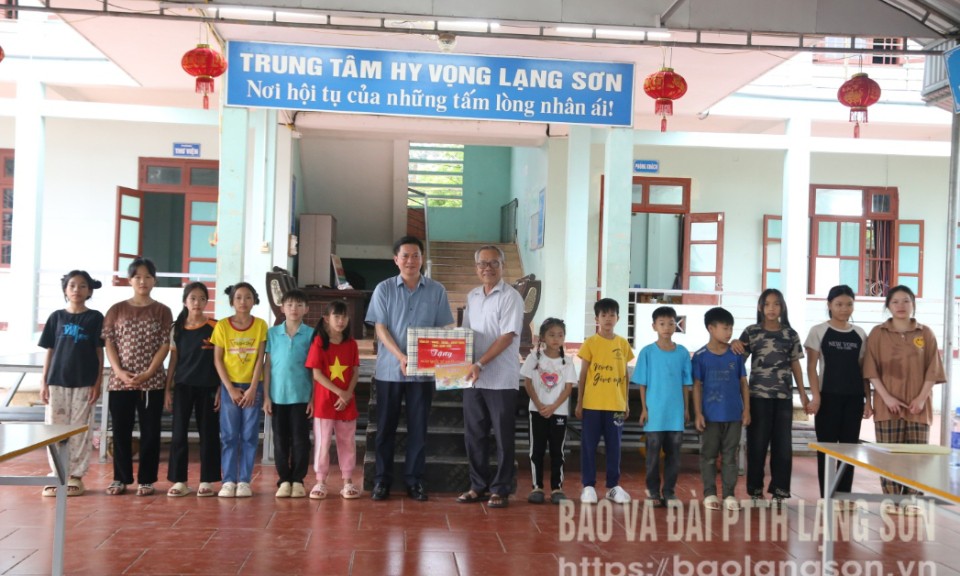 Đoàn công tác của tỉnh thăm, tặng quà trẻ em nhân ngày Quốc tế thiếu nhi 1/6